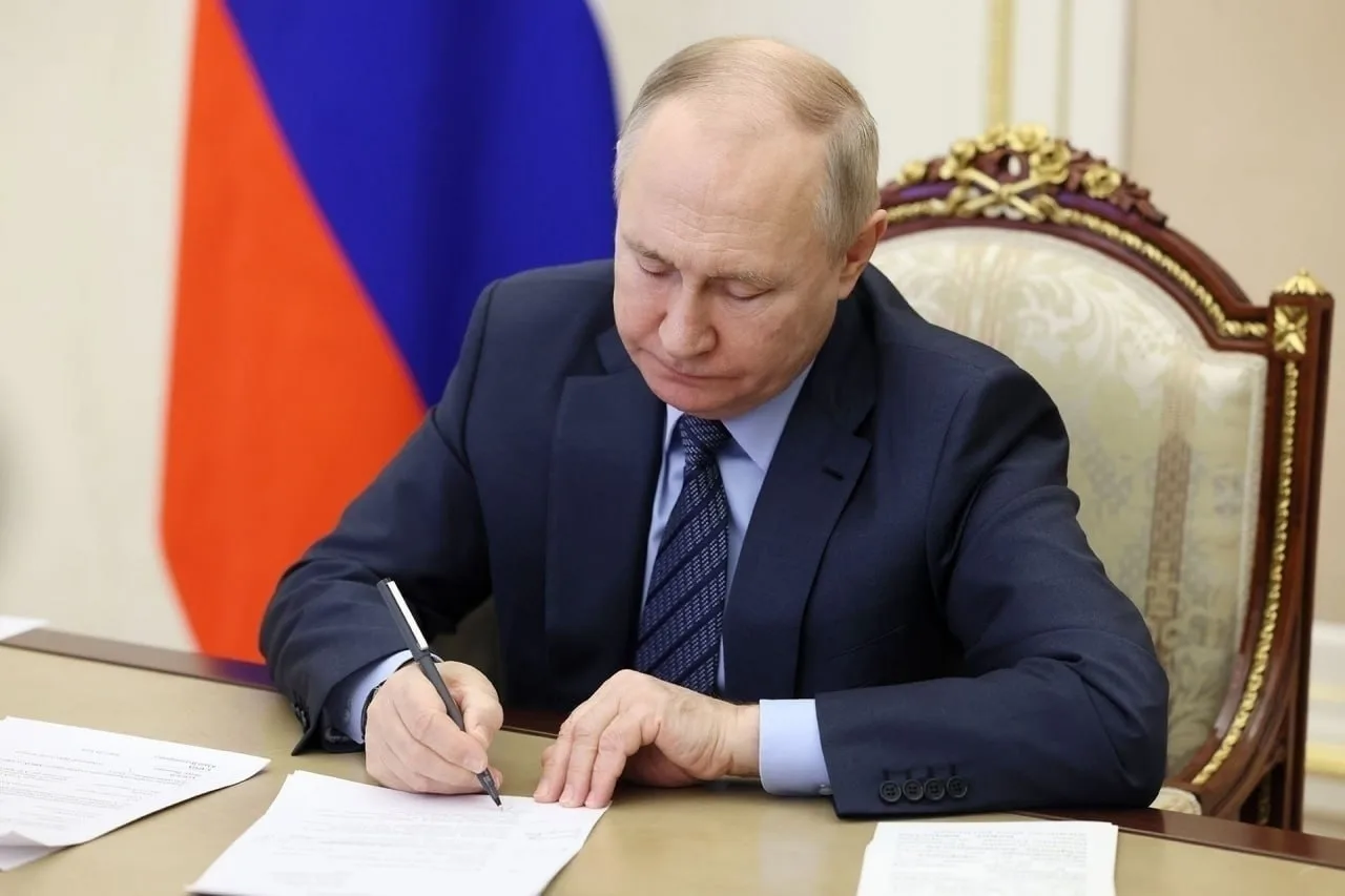 ⚡️Путин подписал указ, упрощающий присвоение воинских званий добровольцам.