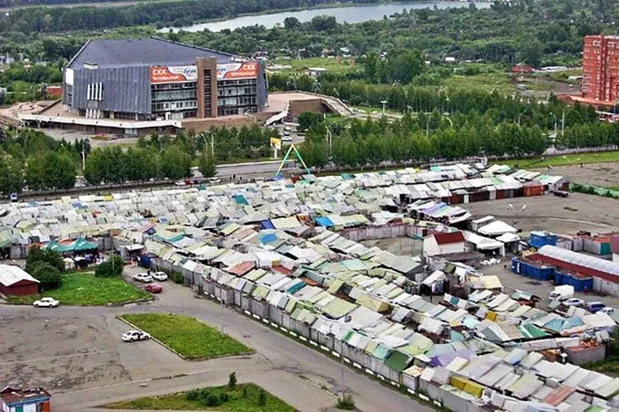 Здесь многие из нас одевались и обувались много лет... Вспоминаем фразу - "Мы еще поход...