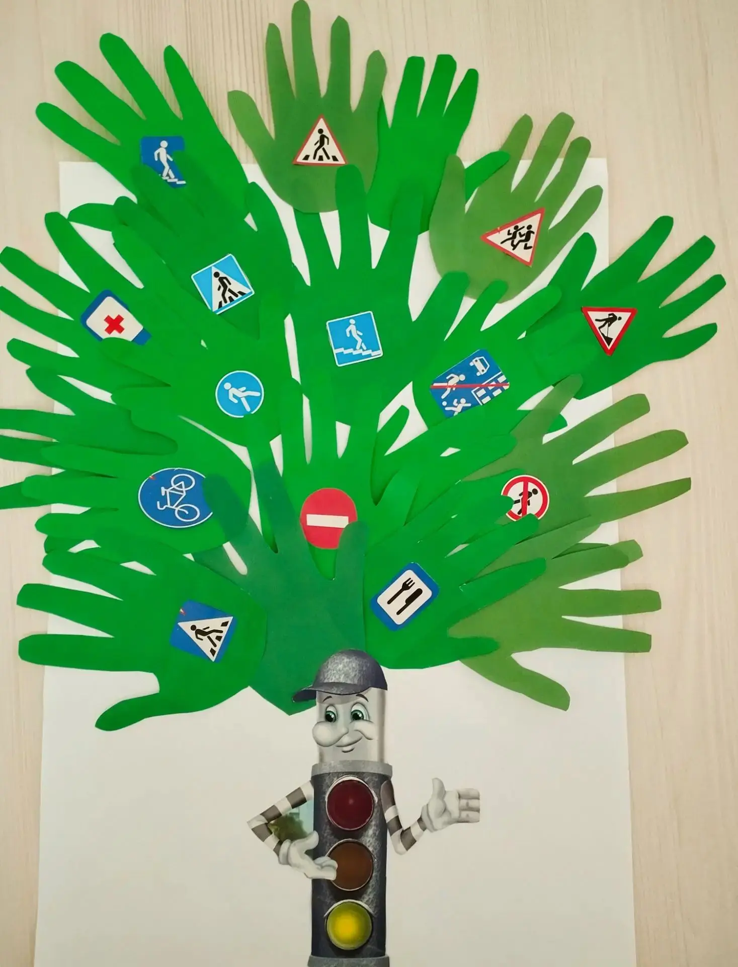 👮🌳 "Дерево дорожных знаков"

Дети средней группы закрепляя дорожные знаки рисовали их правильно по