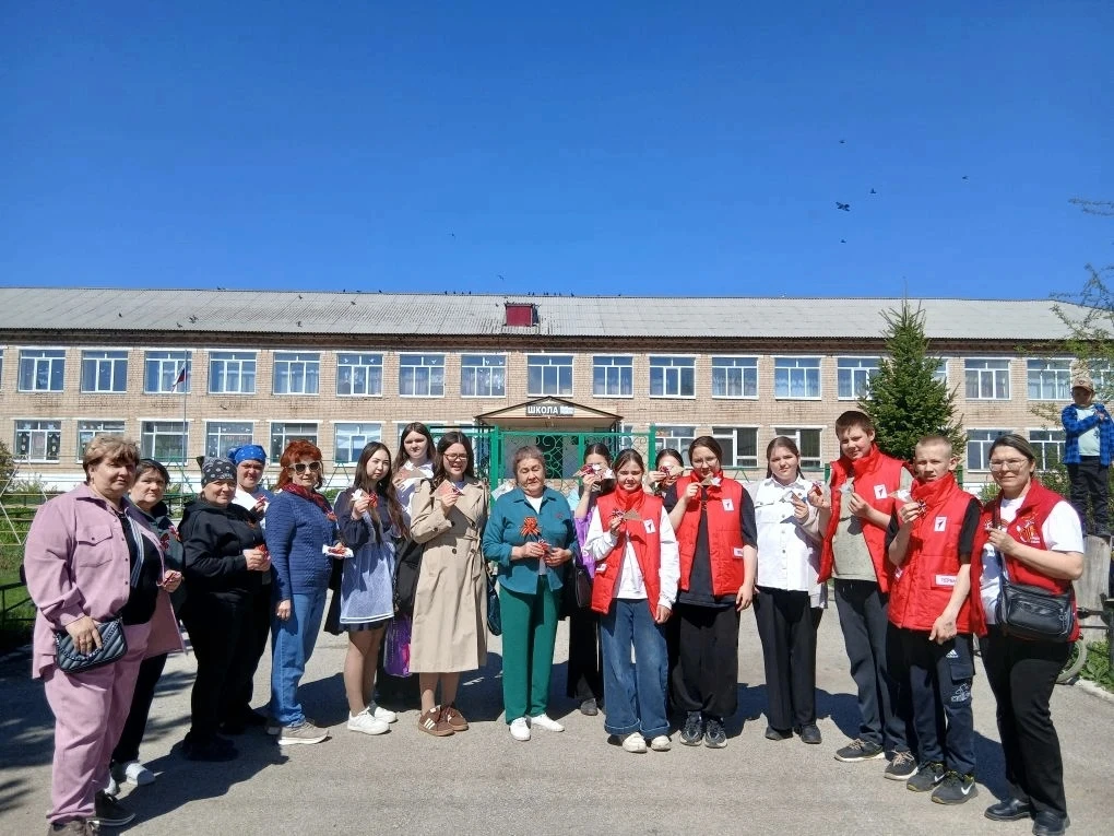 🎗Память в каждом доме Волонтёры школы совместно с Советом ветеранов и соцработниками провели трогат