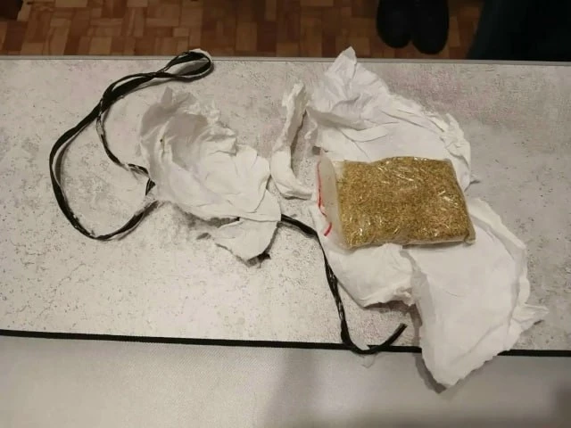 ❗️Полицейские поймали еманжелинку с наркотическим свертком
