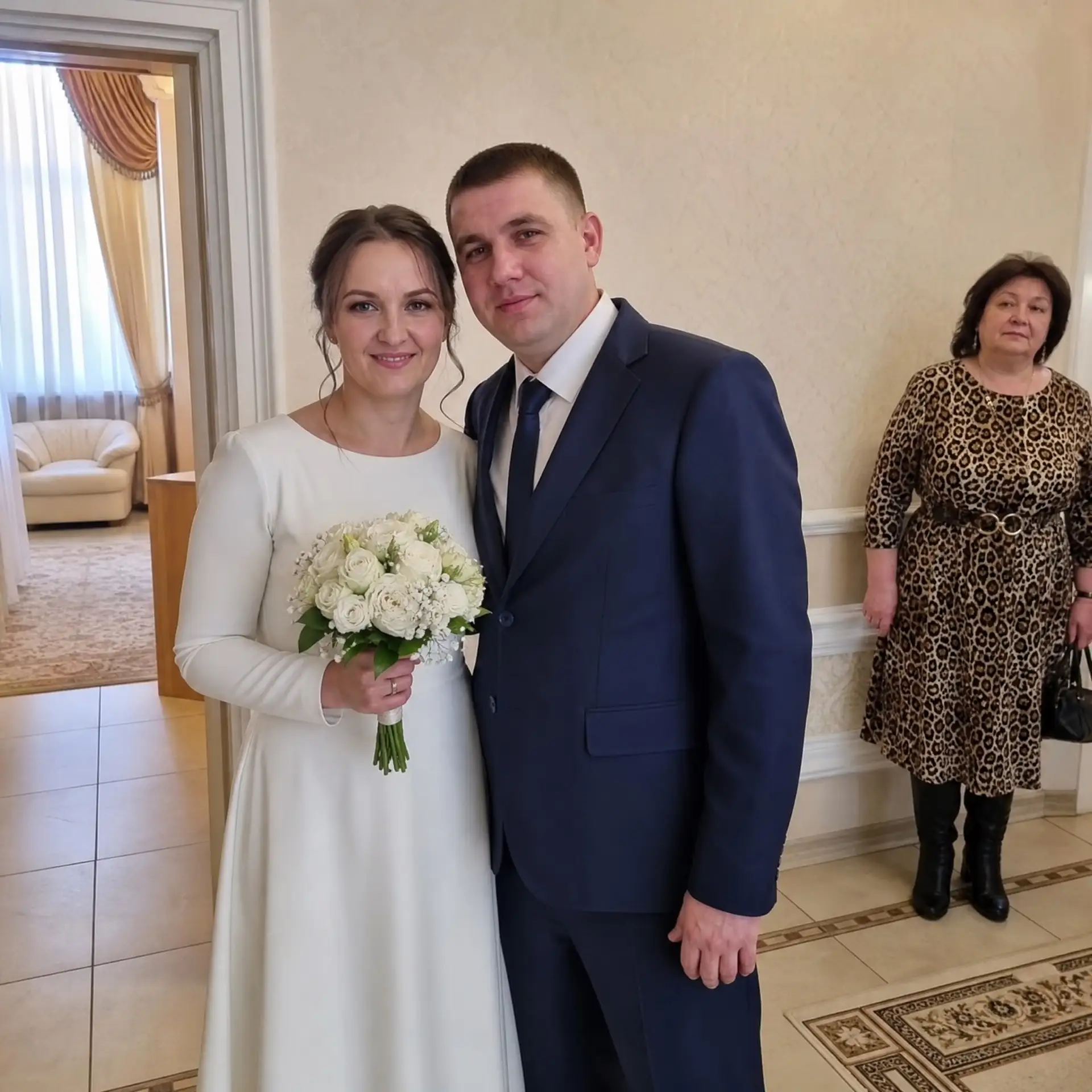 Расписались в ЗАГСе без пафоса, хотели хоть одну спокойную фотку на память. А сзади вле...