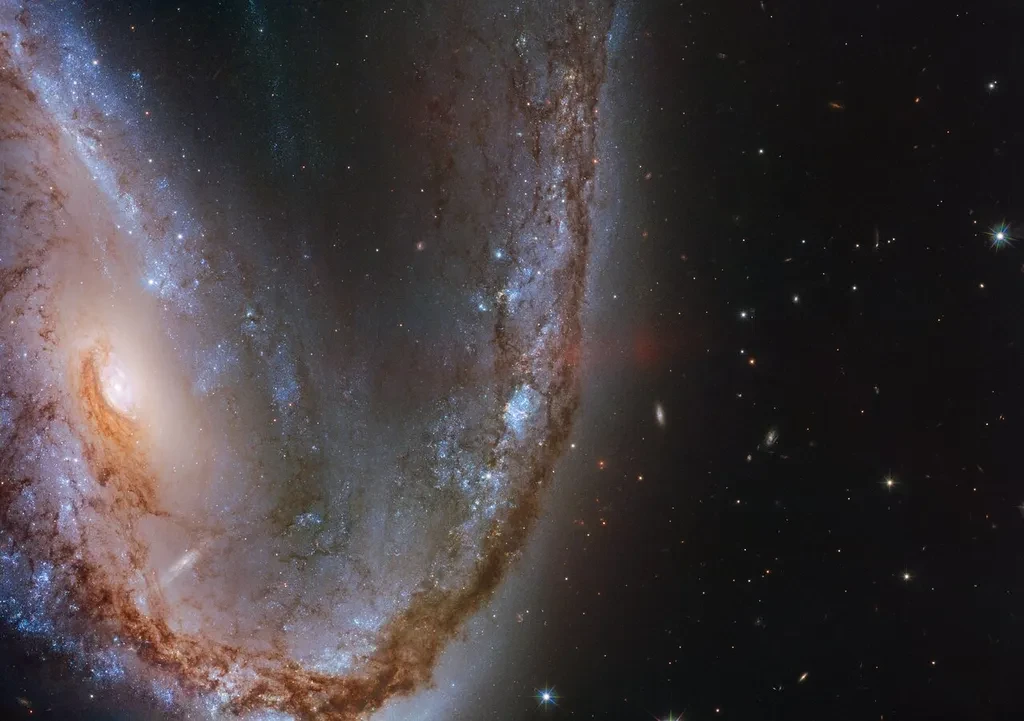 Космические фейерверки в NGC 2442, поистине великолепная галактика

Один спиральный рукав плотно зак
