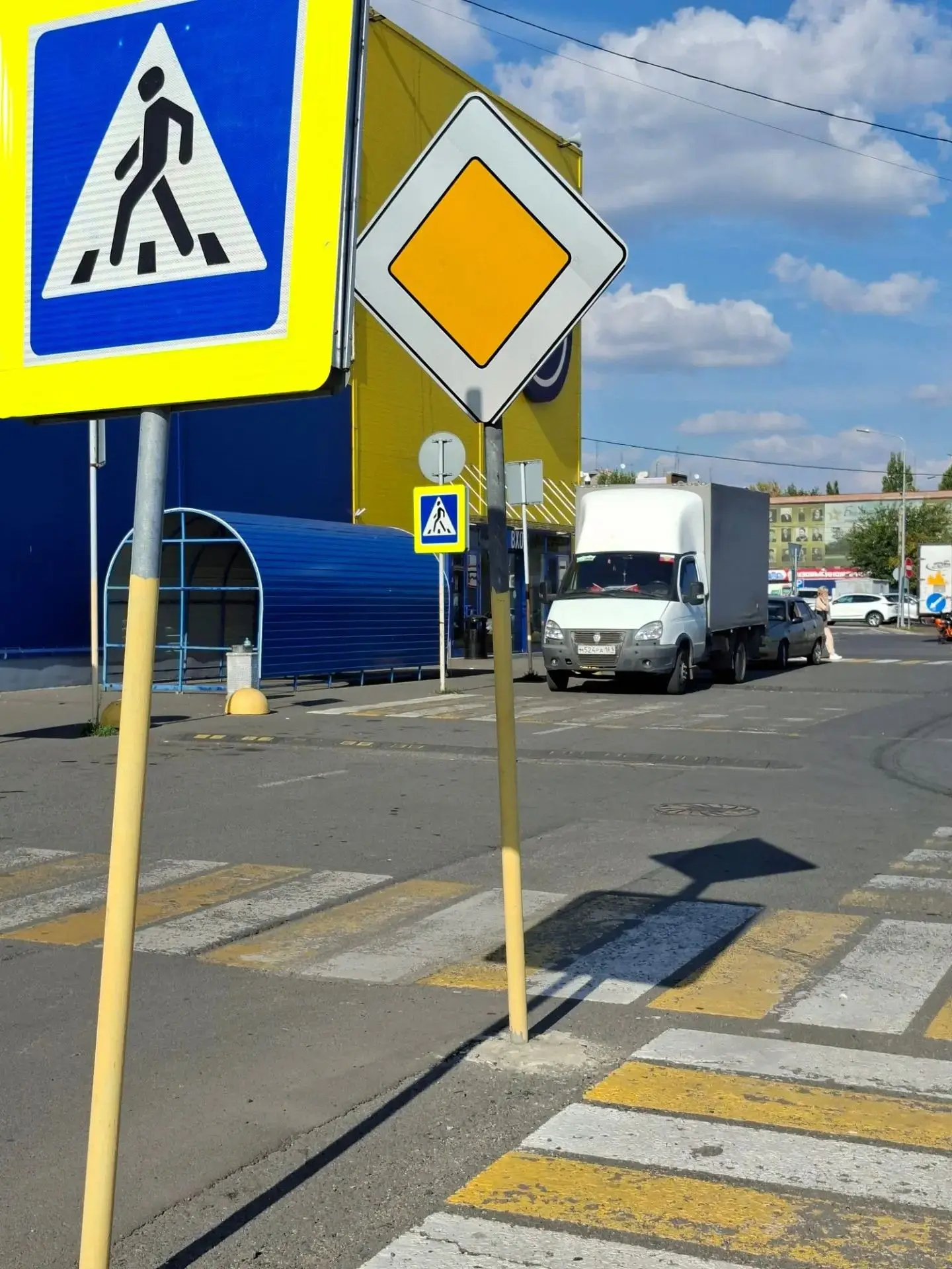 🚗 «Иной раз разъехаться сложно»: у «Ленты» в Новошахтинске водители устроили хаос с па...