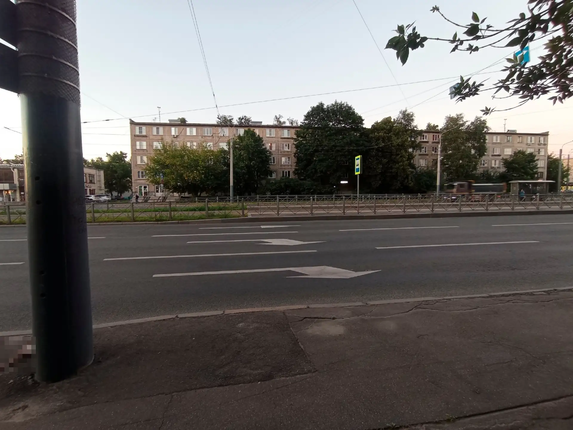 16.07.2026 перед светофором напротив дома 59 по Дальневосточному проспекту в среднем ря...