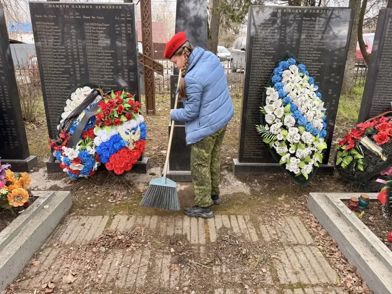 Юнармейцы отряда «Сокол» приняли участие в акции «Я помню» и провели уборку на территории братской м