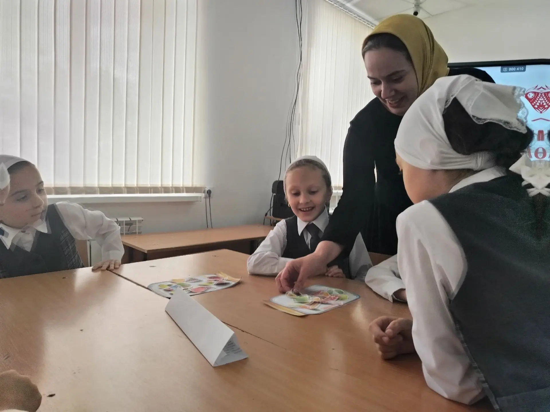 Под руководством советника директора по воспитанию и взаимодействию с детскими общественными объедин