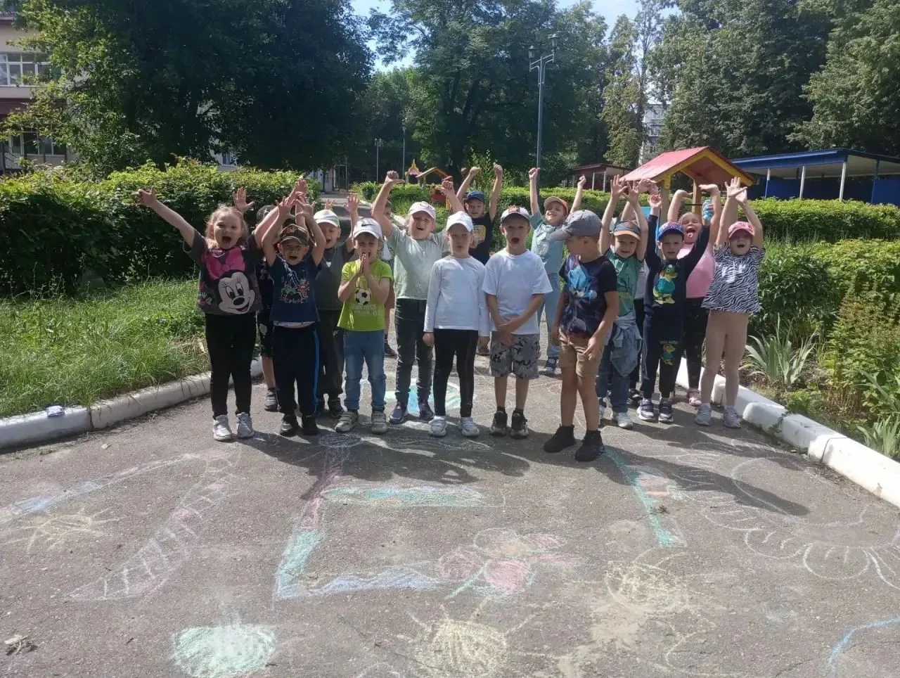 Лето — это маленькая жизнь🎨☀️

Помните это чувство, когда в руках оказывается коробка разноцветных 