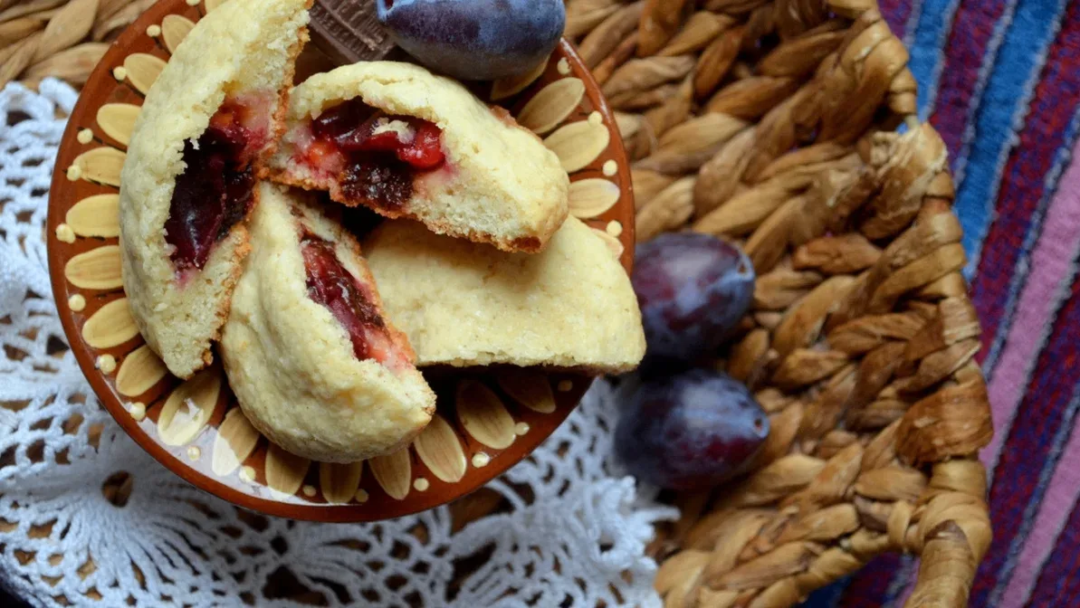 🍪 Песочное печенье со сливой и шоколадом — рассыпчатая выпечка с фруктовой начинкой и ...
