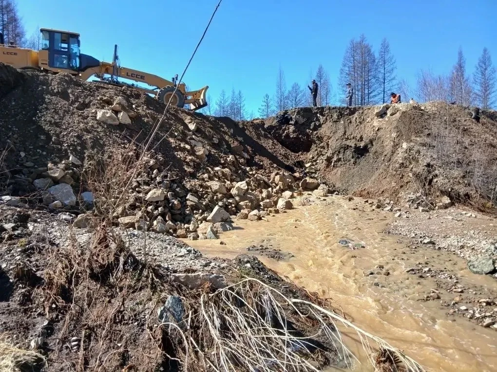 ⚡️ В Тындинском муниципальном округе дорожники оперативно восстановили проезд на 78 км региональной 