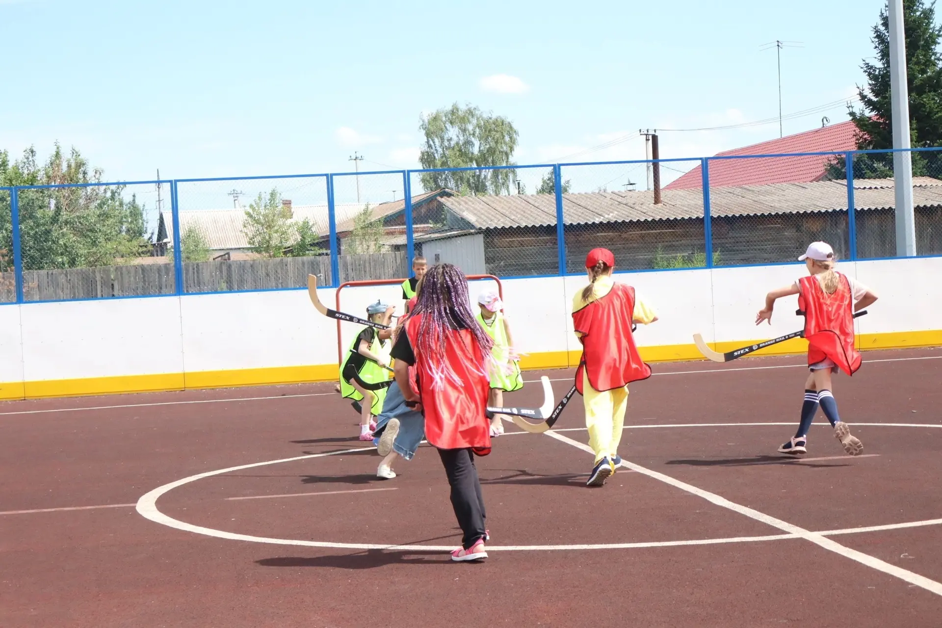 🏑 Один день из спортивного лета: хоккей на траве и пионербол

Вчера наша спортивная площадка стала 