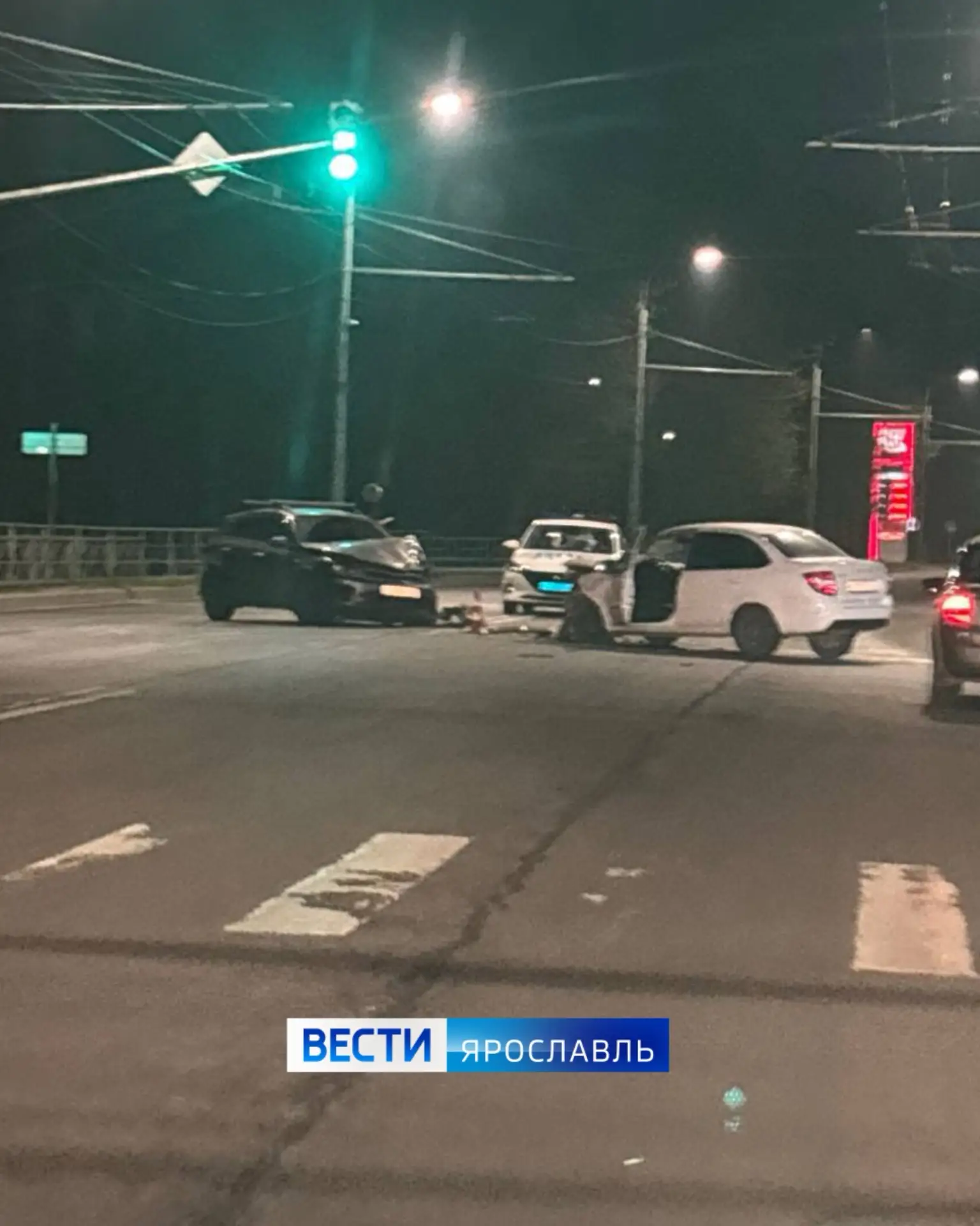 🚨В Дзержинском районе Ярославля столкнулись иномарка и автоваз  Накануне вечером, 13 мая, около 22:0