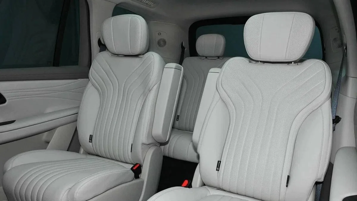 🆕 В Россию приедет флагманский гибрид Geely Galaxy M9.  Модель с шестиместным салоном (2+2+2) будет 