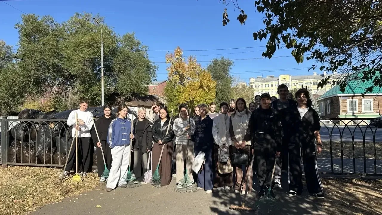 Сегодня в рамках акции "Парк - территория заботы!" студенты Оренбургского областного ме...