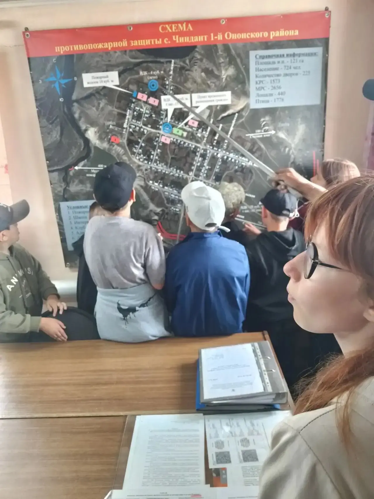Экскурсия с огоньком: школьники примерили каски огнеборцев в Чиндант