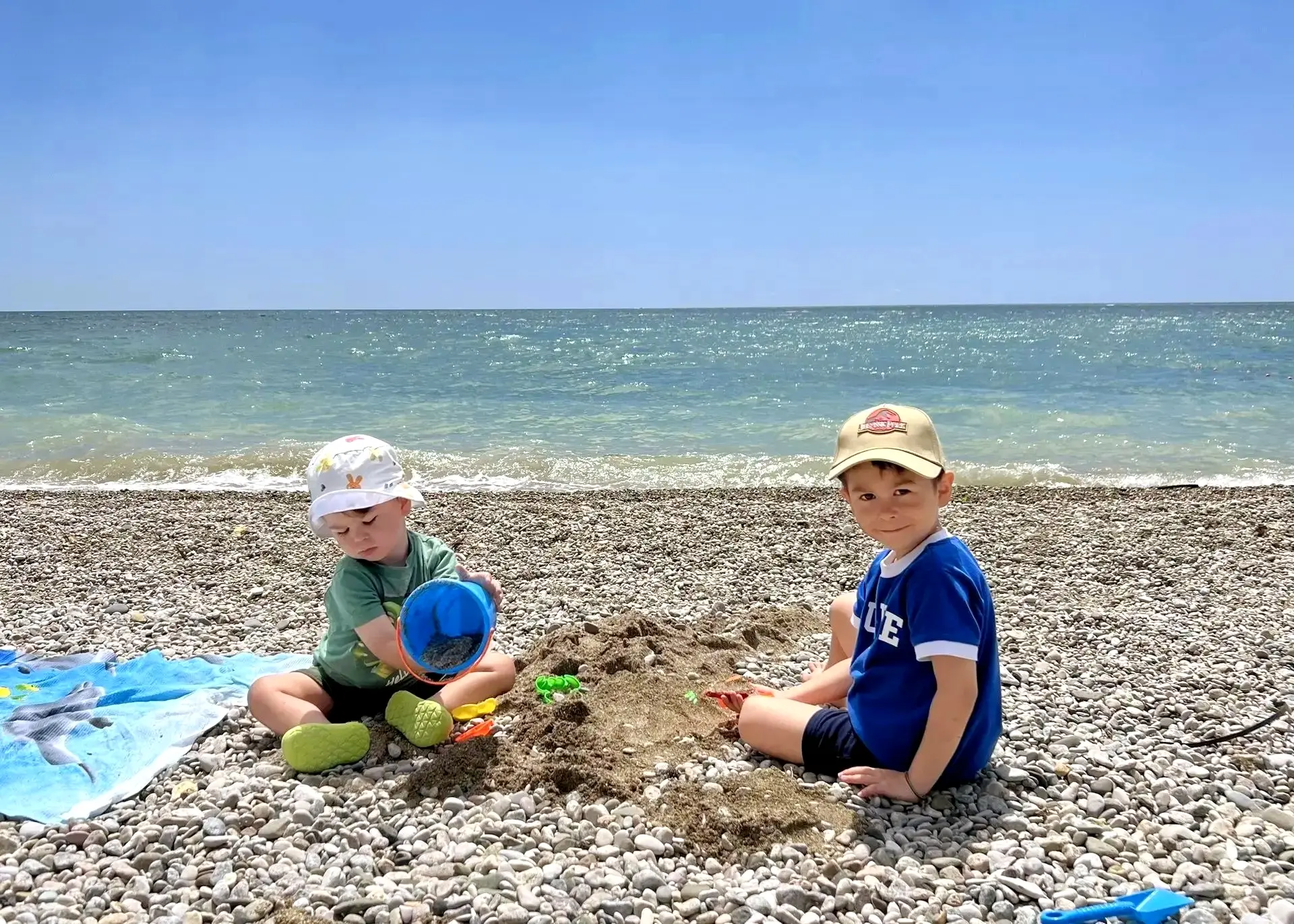 ☀️🌊 Калейдоскоп летних дней

Лето прекрасно, особенно у моря. Наши герои сегодня — братья-путешеств