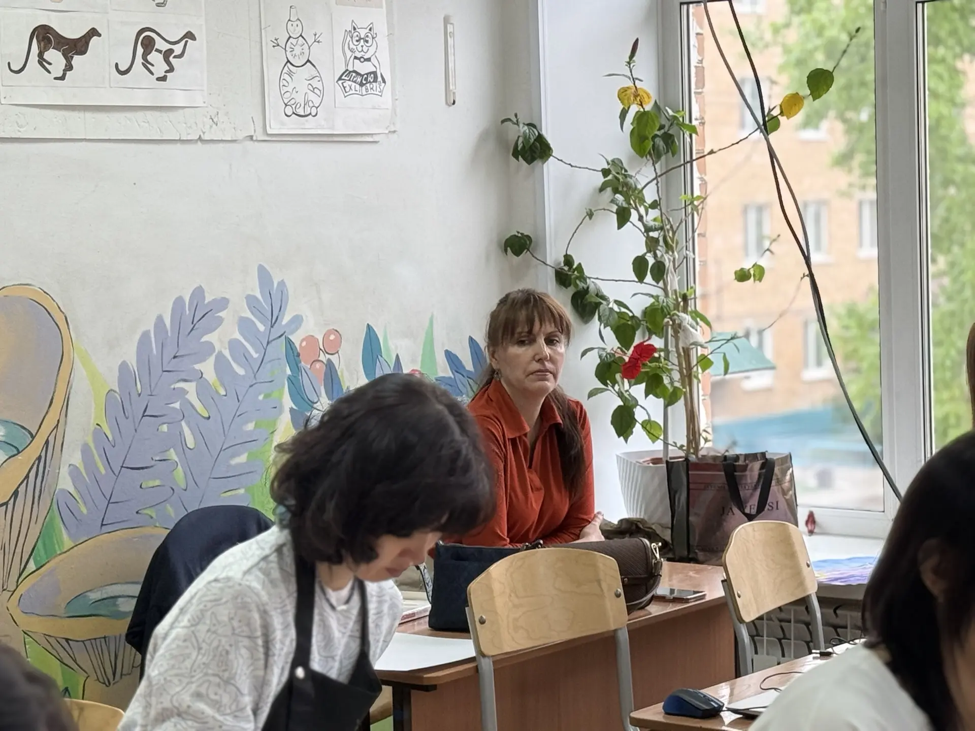 В Детской художественной школе регулярно проводятся занятия студии рисования до взрослы...