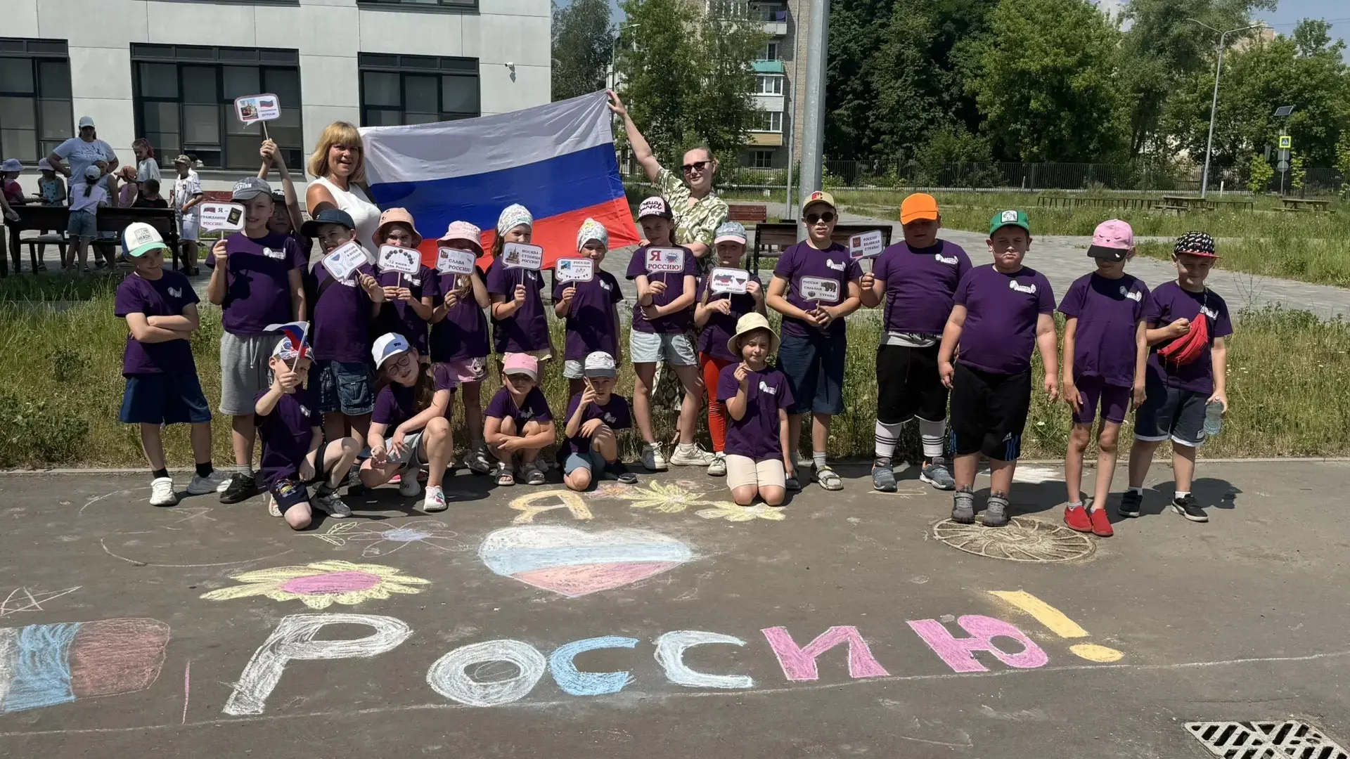🇷🇺11 июня наша школьная площадка превратилась в огромную художественную галерею под о...