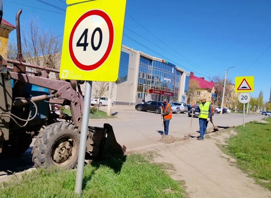🧹 Сотрудники МКУ «Чистый город» продолжают работы по очистке дорог от наносного грунта  В городе не 