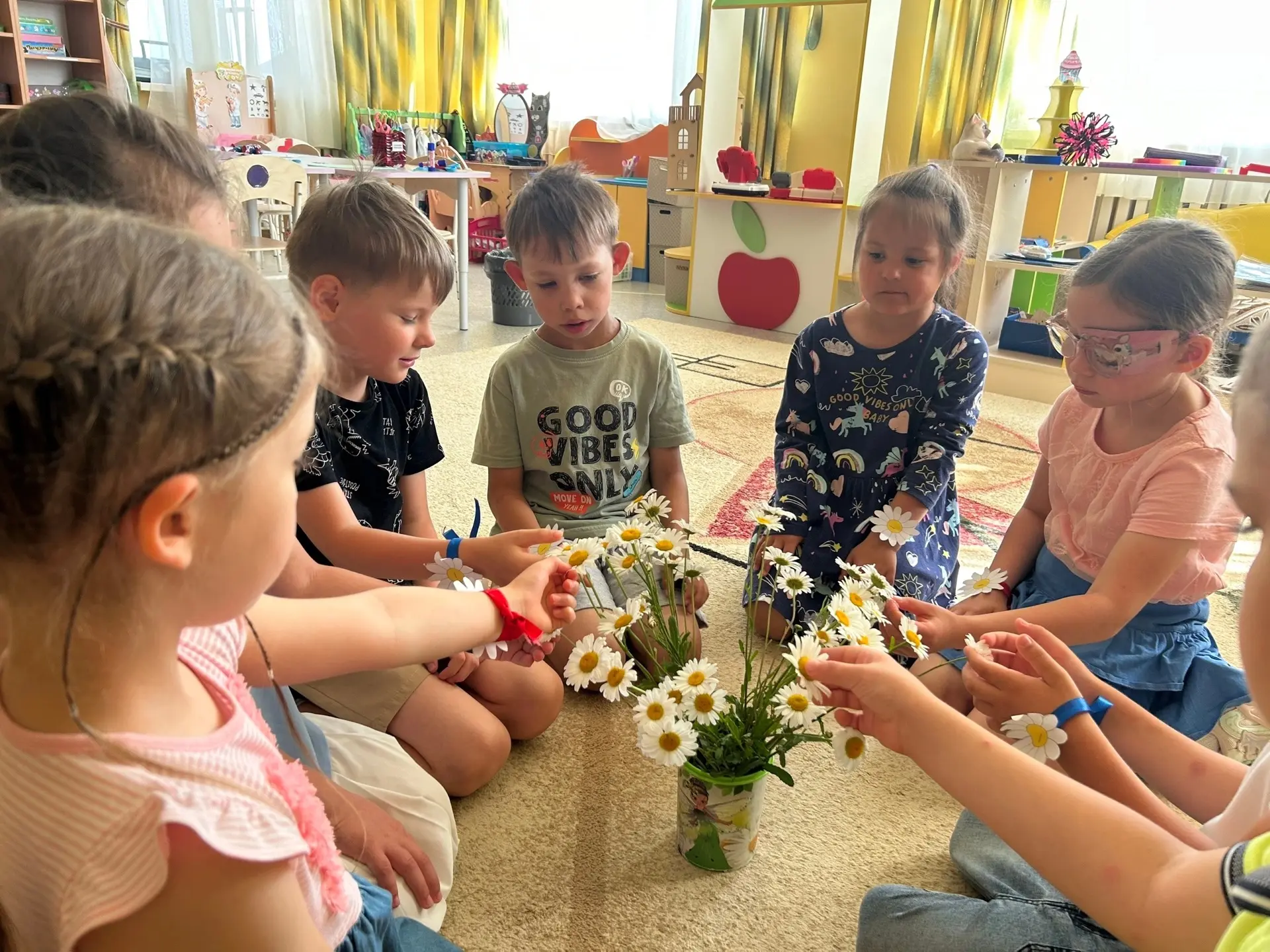 🌸 День ромашки в старшей группе: море радости и творчества! 🌸

Сегодня в нашем дошкольном отделени
