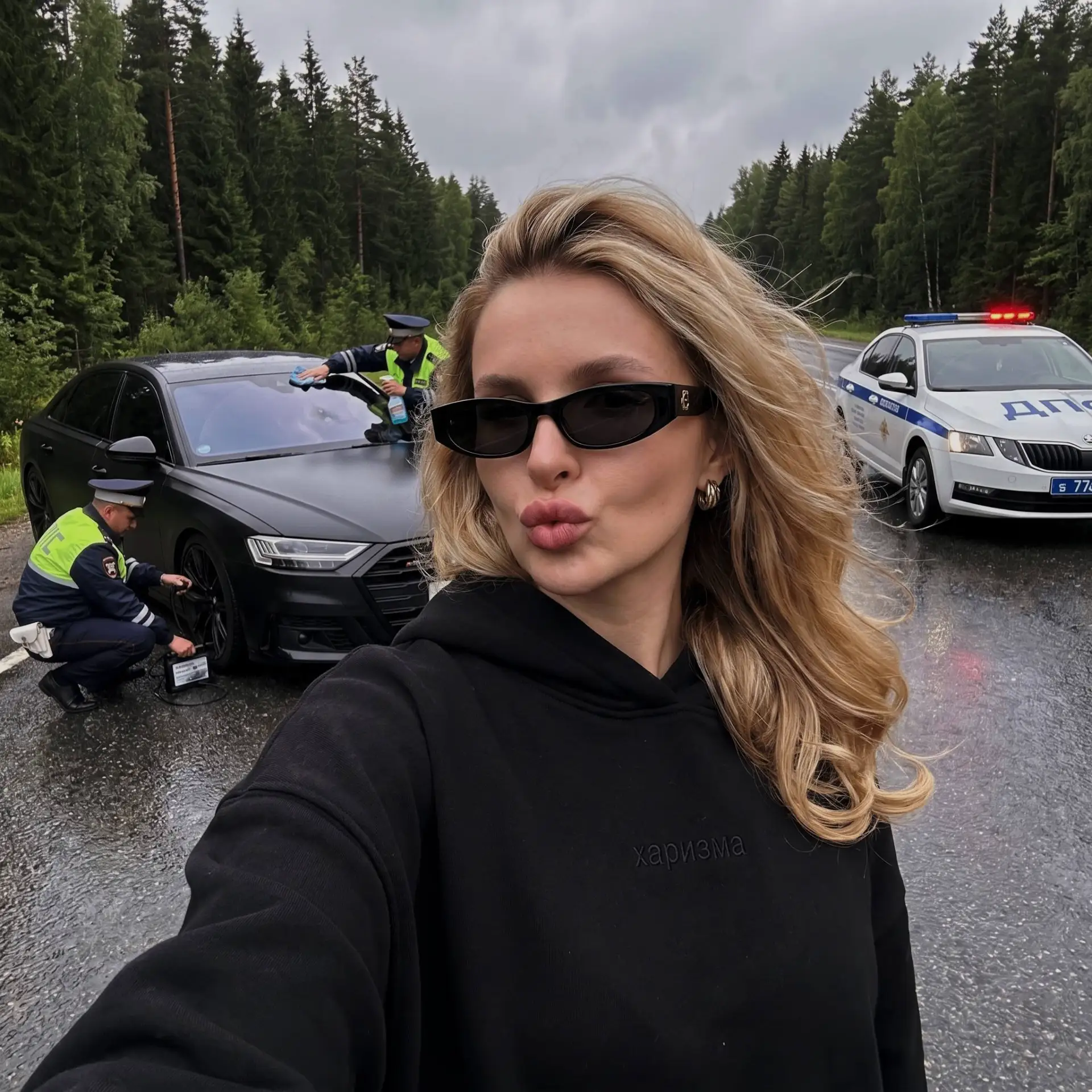 Используя загруженную эталонную фотографию, сохраните черты лица, структуру костей, тон кожи и цвет 