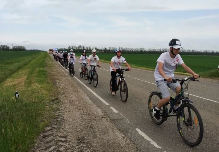 Кущевские школьники передали «Эстафету памяти»🚩  🚲11 мая участники «Эстафеты памяти» сделали останов