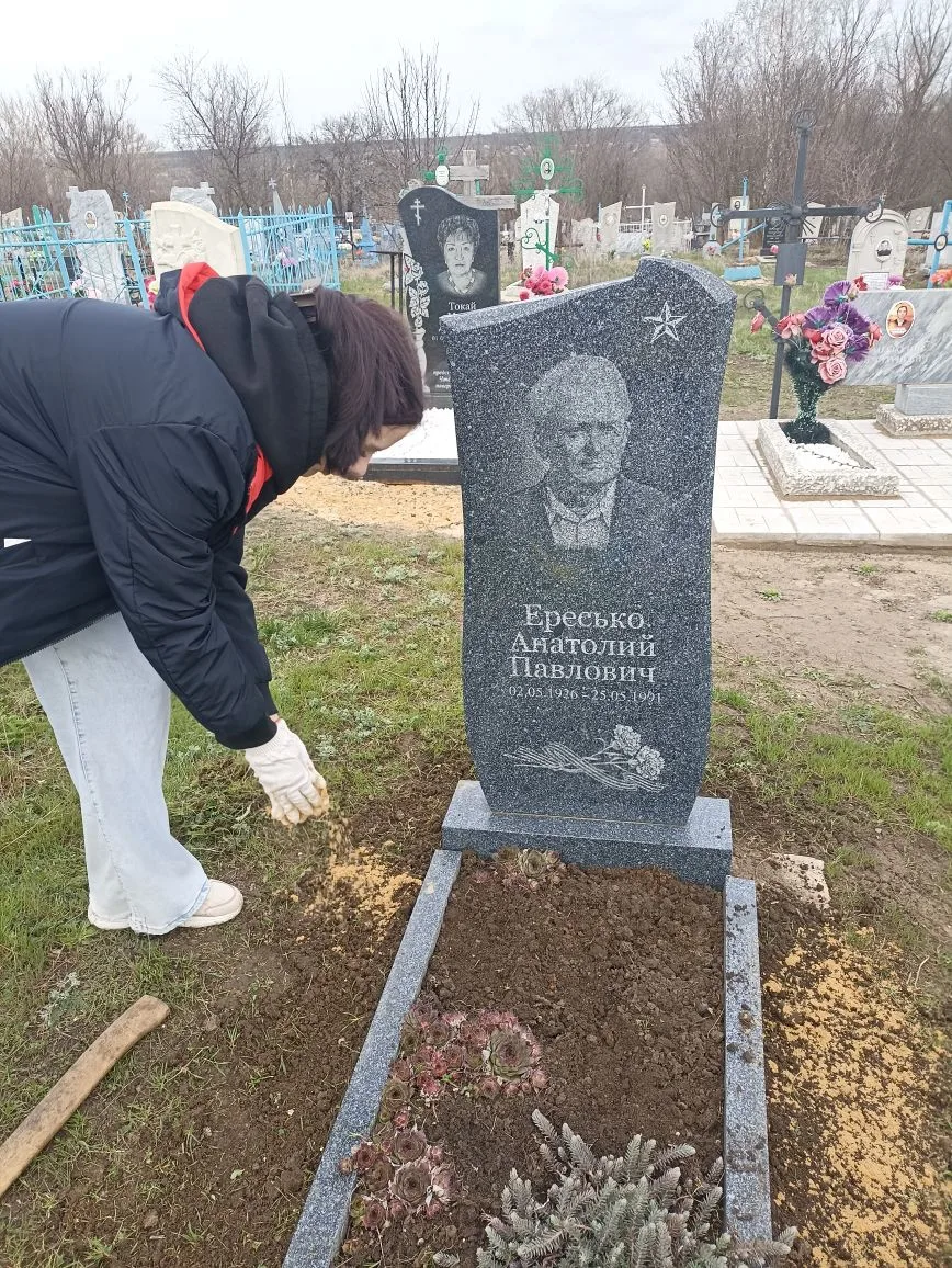 9 апреля ребята волонтёрского отряда "Парус надежды" навели порядок на могиле узника ко...