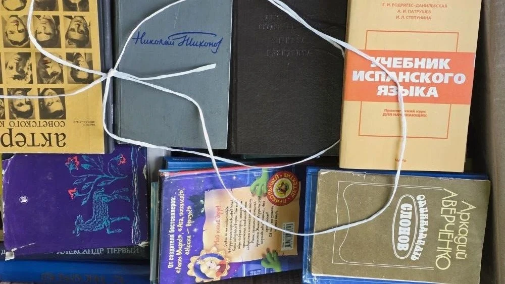 Книги получают вторую жизнь: на Сахалине почти 900 кг изданий переработают в строительный утеплитель