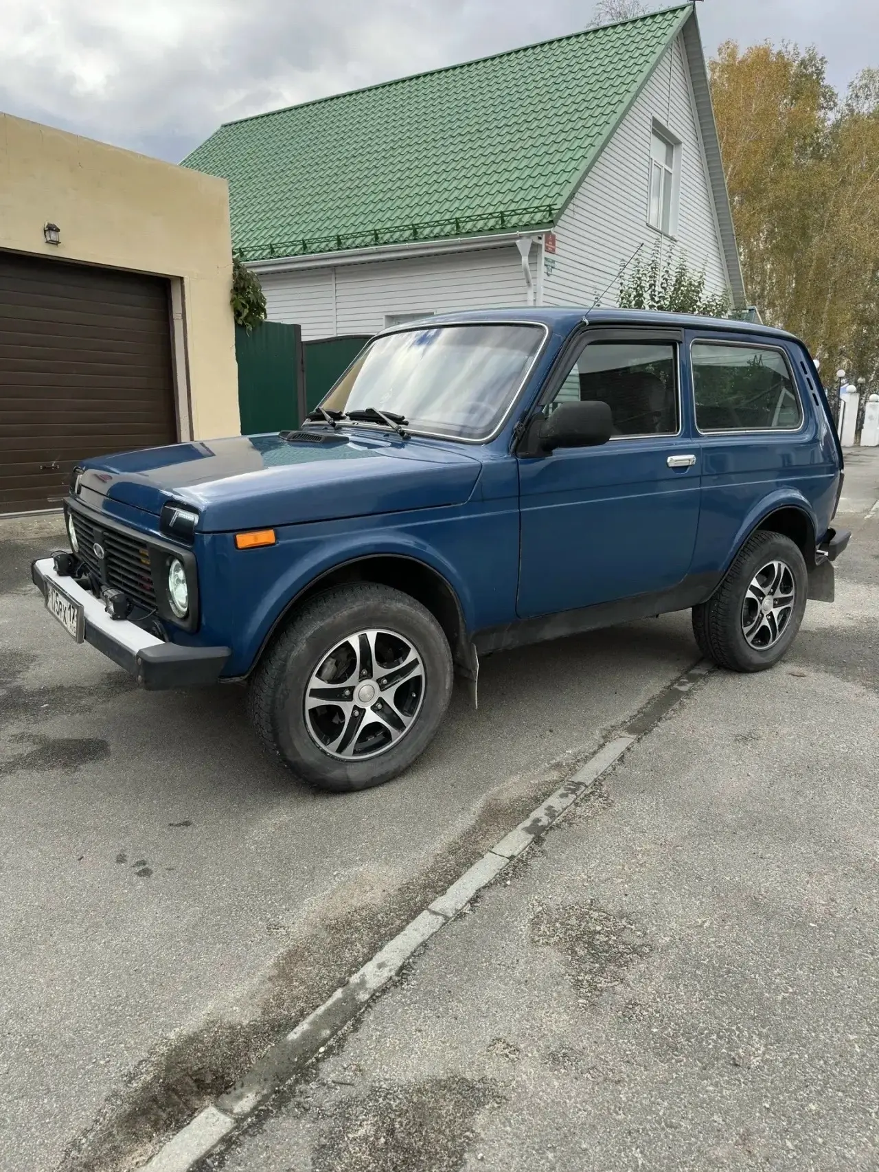 Продам Ниву 2013 гв, в хорошем состоянии, два комплекта колес на дисках, сигнализация с...