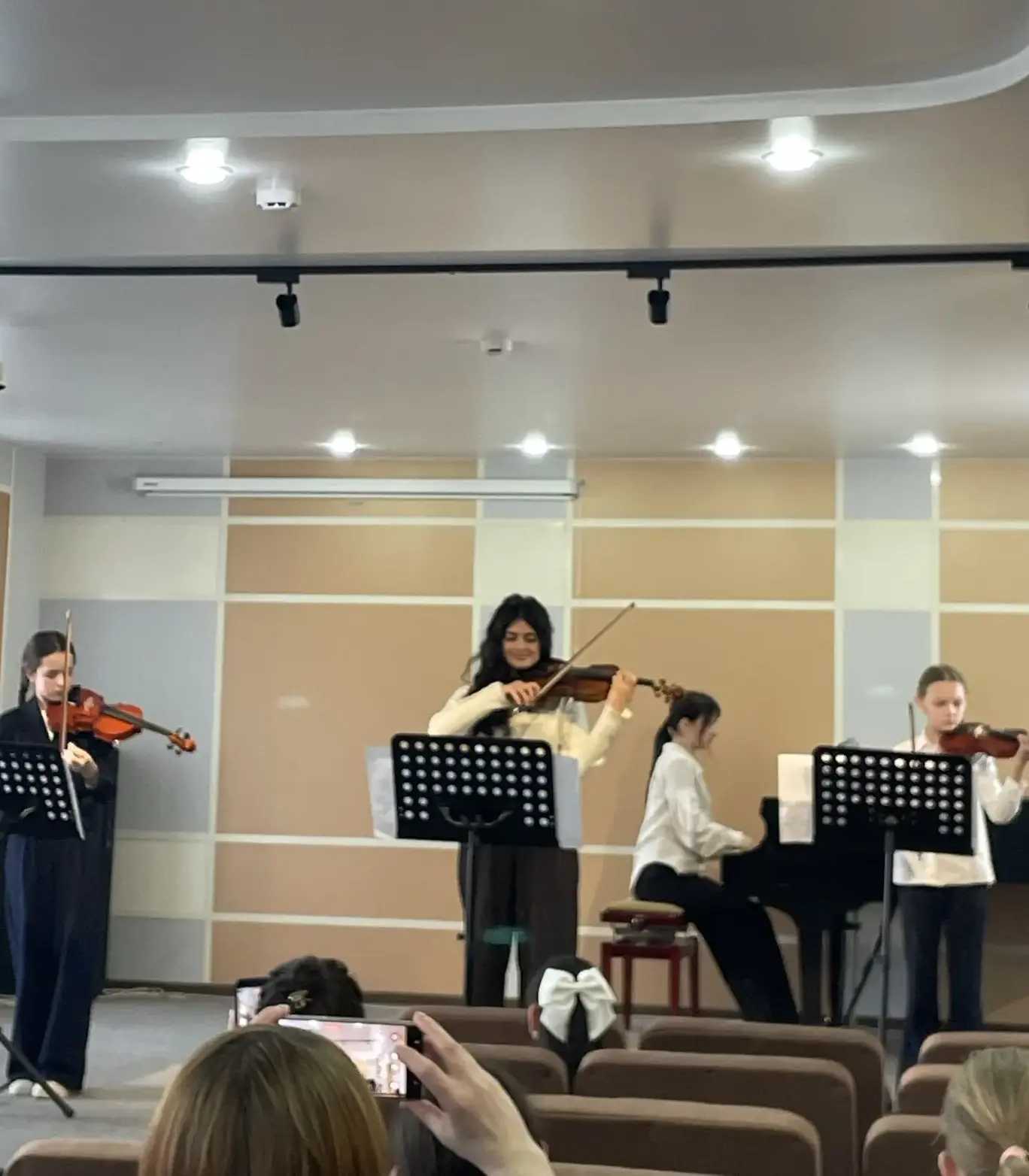 Класс-концерт преподавателя Лебедевой Софьи Александровны прошел в актовом зале ДШИ.  Ю...
