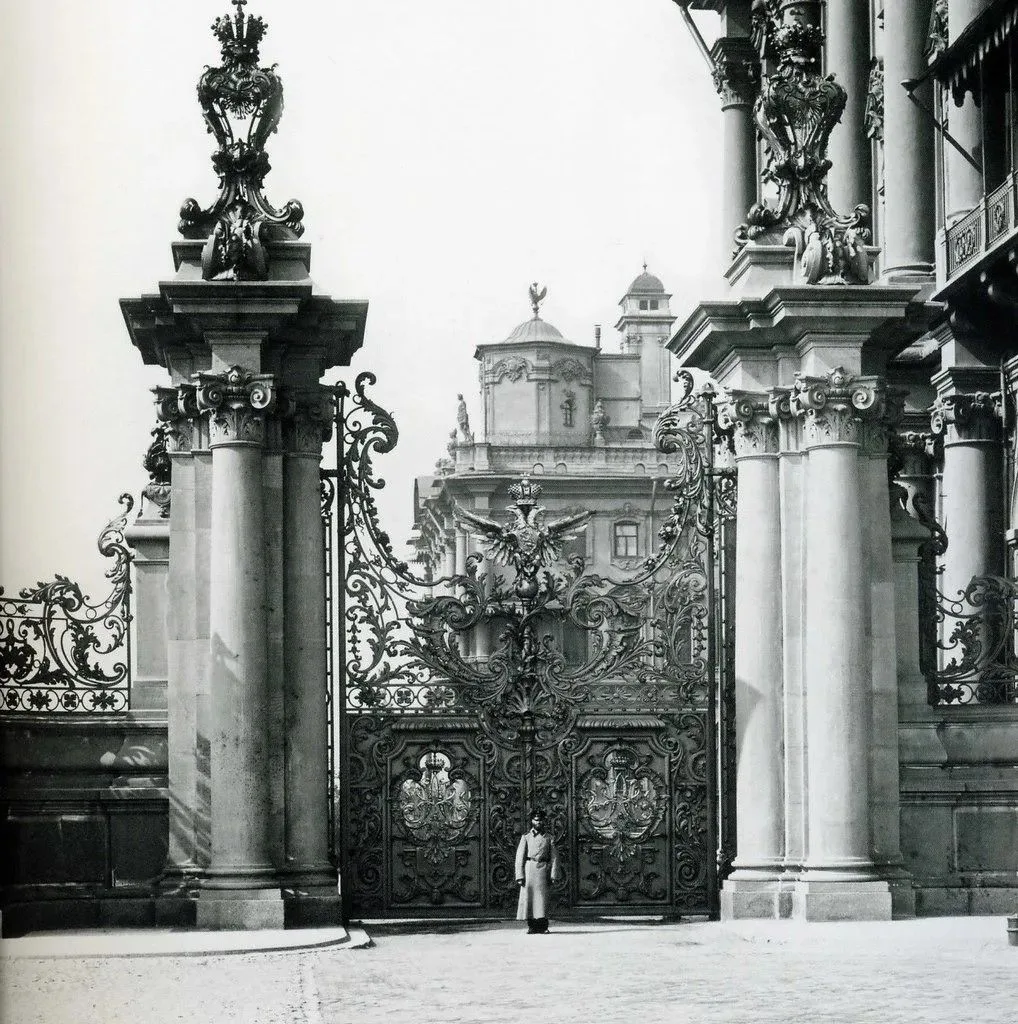 Санкт-Петербург. Зимний дворец. Вид ворот Собственного садика. 1913 год