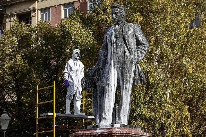 🤡 В Новосибирске памятник Крячкову вымыли клоуны