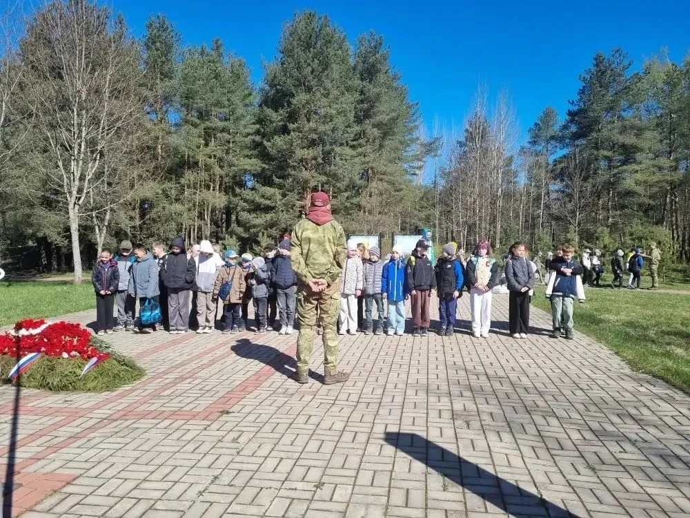 В преддверии праздника Дня Победы ученики 2Б и 3А классов отправились в Сестрорецкий рубеж. Ребята п