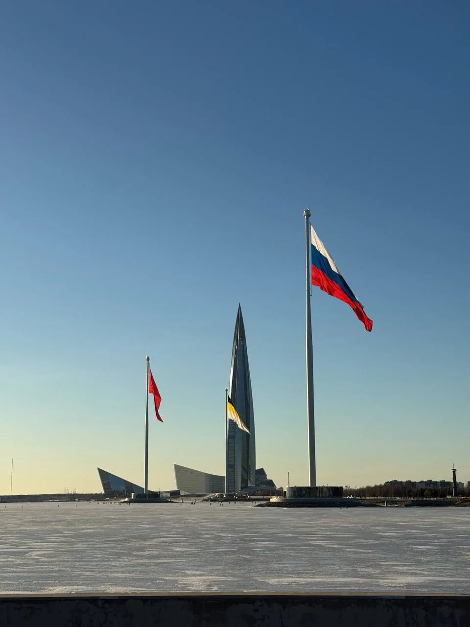 12 июня — День России 

Сегодня мы чествуем нашу страну — невероятно разную, с тысячелетней историей