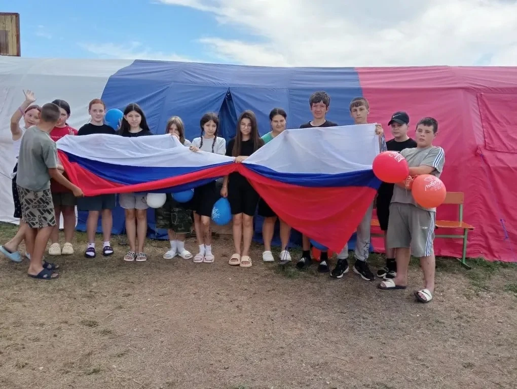 «Путешествие по России»: как в палаточном лагере «Феникс» ⛺️Привольненской школы отметили главный пр