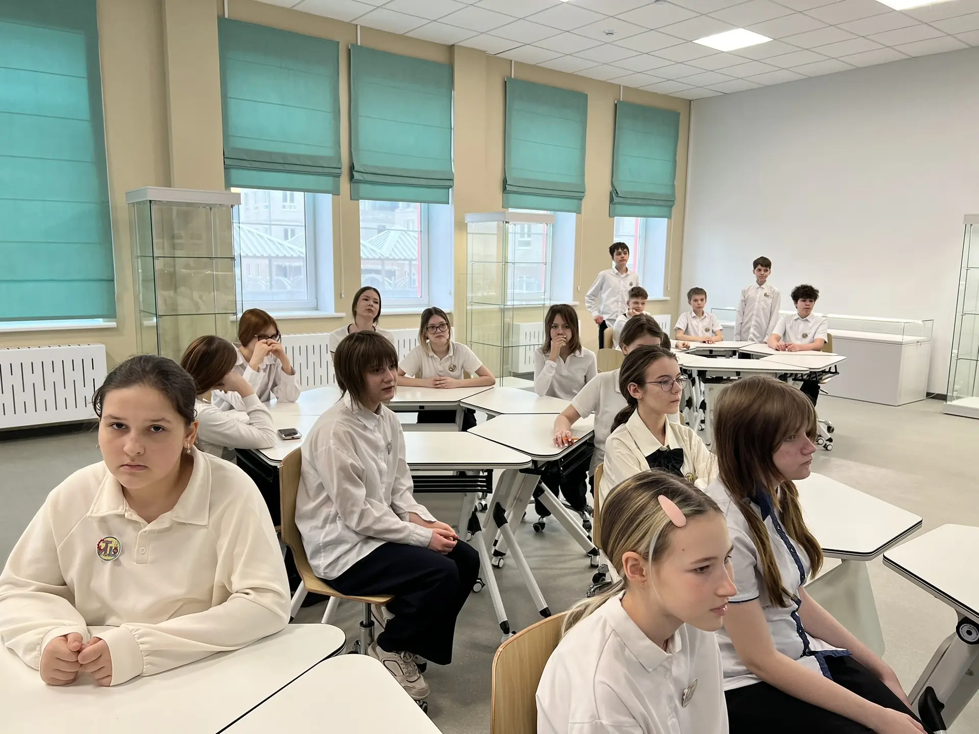 Учимся чтить память героев!  В МАОУ “Школа No 32” в рамках праздника Дня защитника Отечества ученики