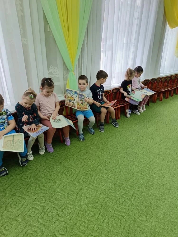 📚 В гостях у сказки! К нашим малышам пришли в гости настоящие хранители книг-сотрудники библиотеки. 