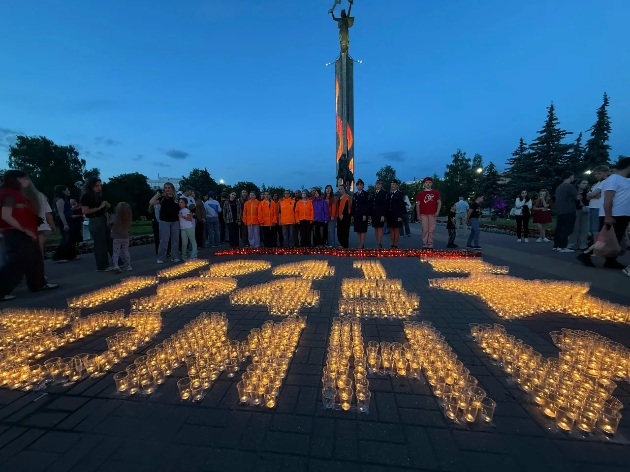 💫 Калужские волонтеры зажгли «Огненные картины войны» на Площади Победы
