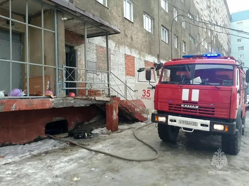 В Норильске из-за короткого замыкания загорелся подвал жилого дома на улице Талнахская  В Норильске 
