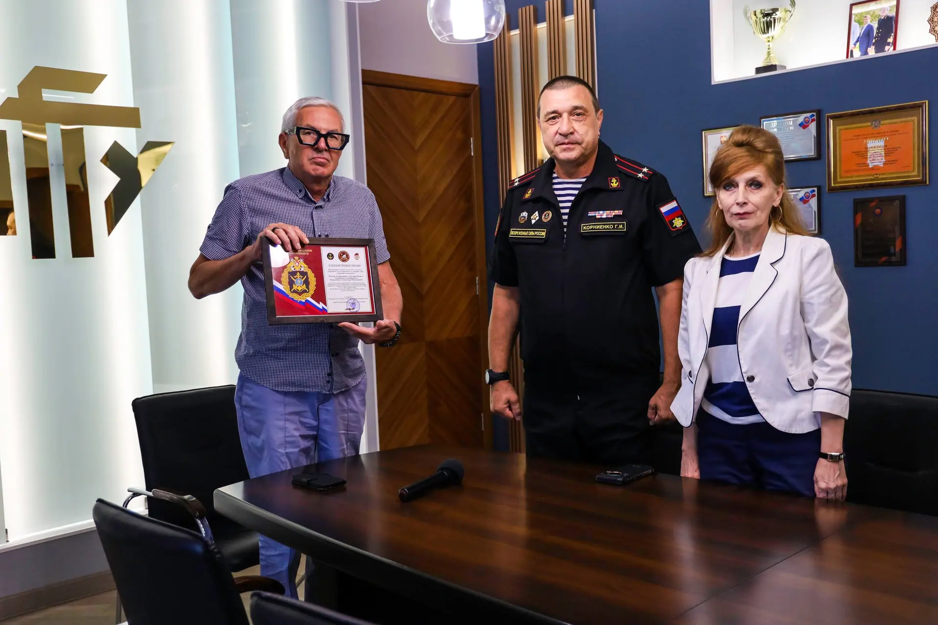 🙌🏻 Ректору АГТУ вручили благодарственное письмо за содействие Каспийской флотилии

Командование и 