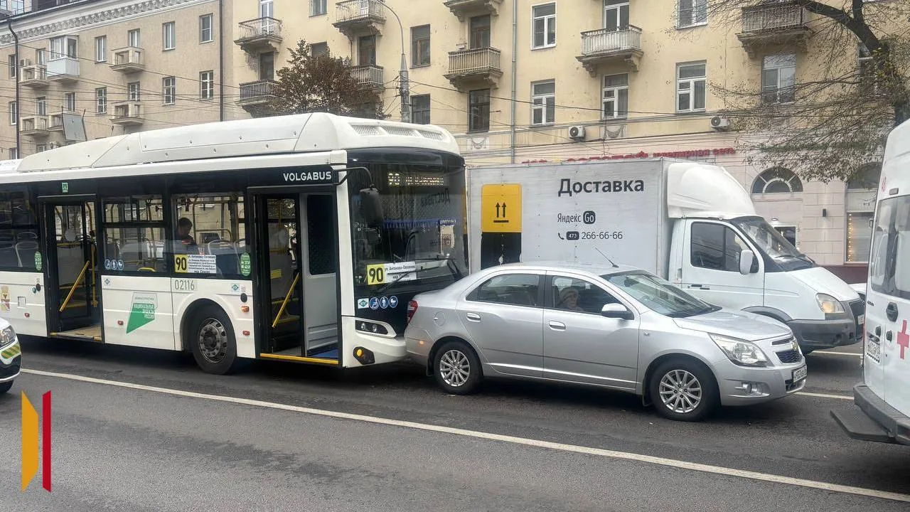 ДТП с автобусом собрало пробку на Плехановской.