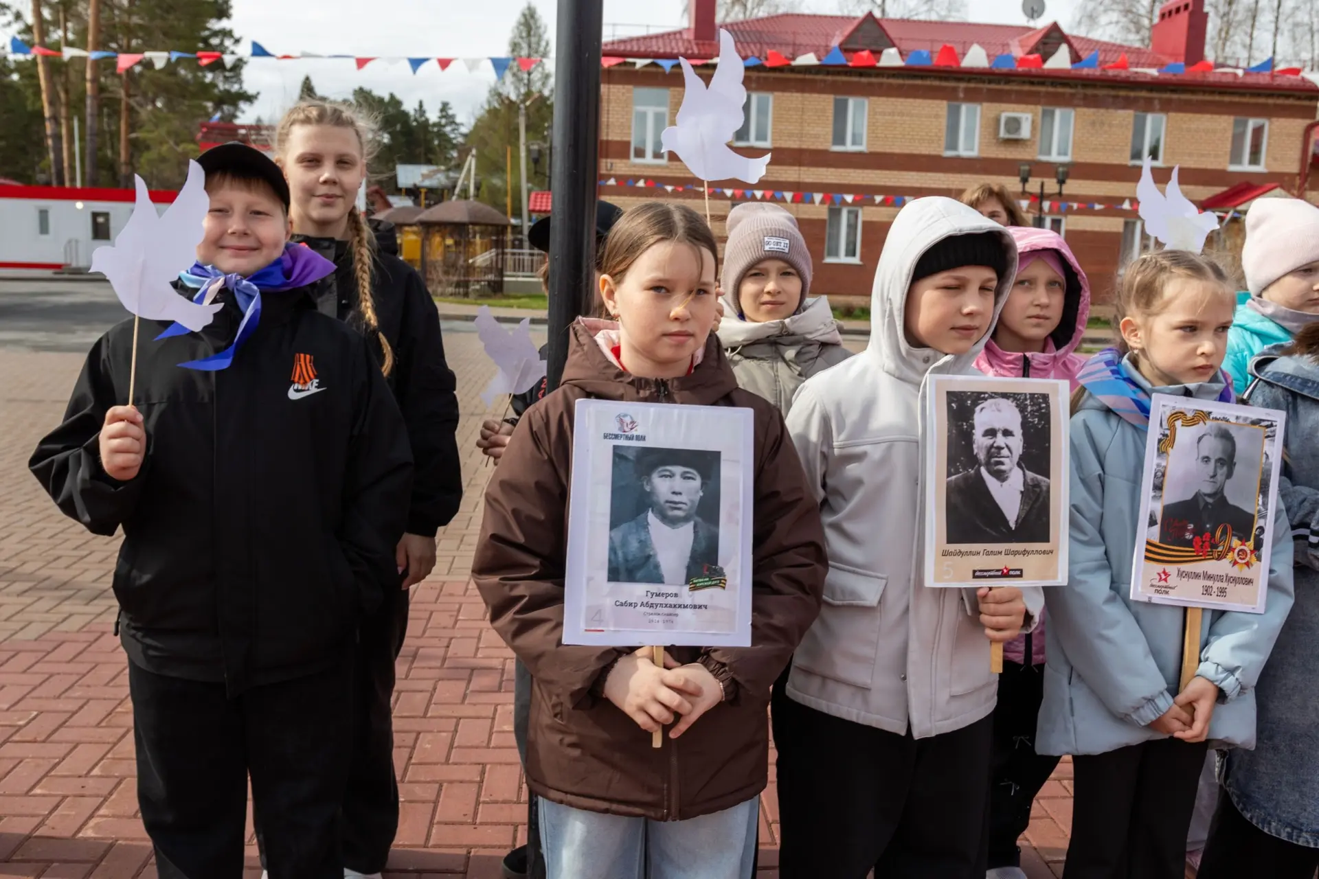 БЕССМЕРТНЫЙ ПОЛК  В «Олимпийской Ребячке» прошла акция — Бессмертный полк.  Ребята и вожатые выстрои