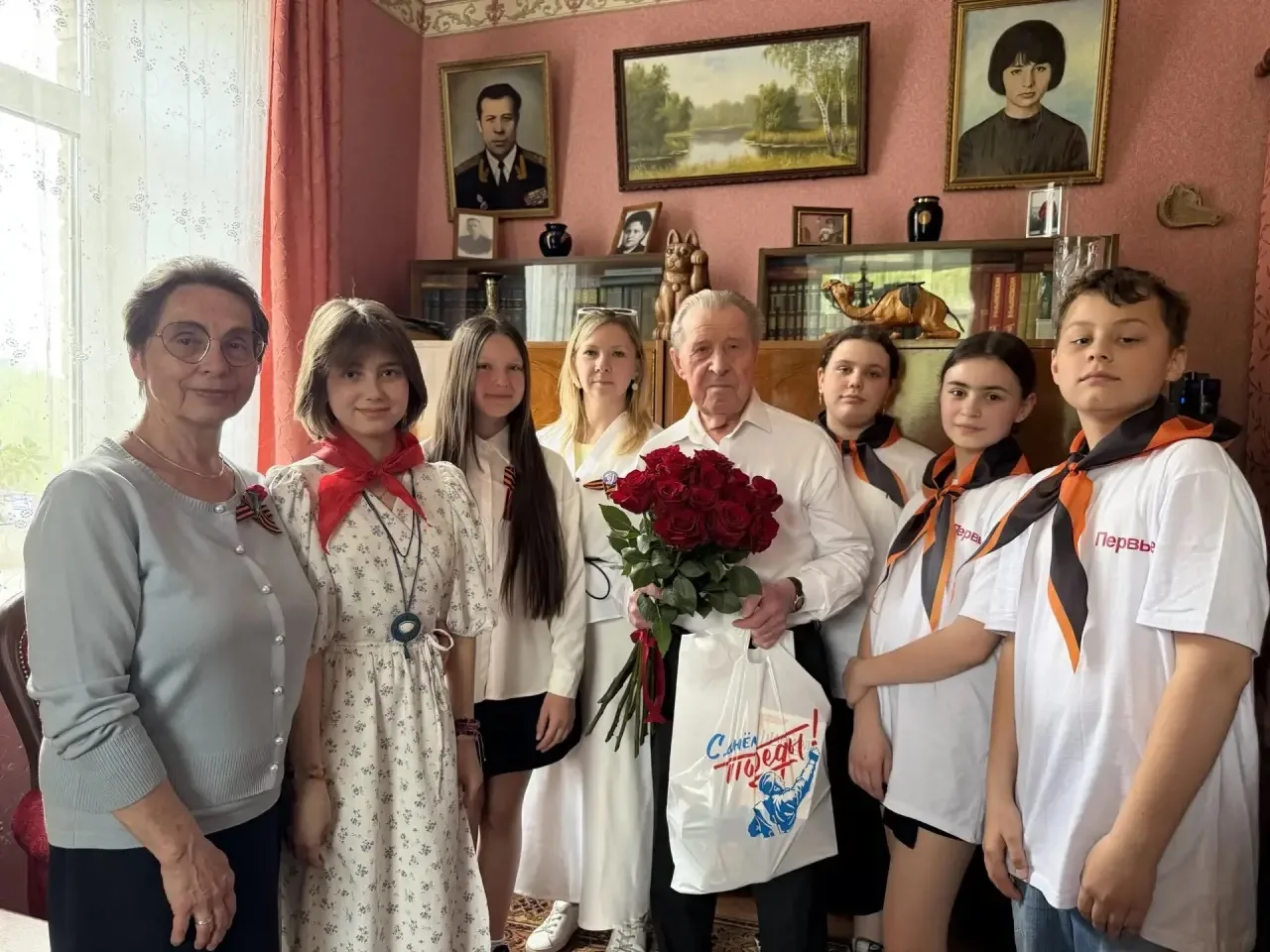 ПОЗДРАВЛЕНИЯ ВЕТЕРАНОВ В КАНУН ВЕЛИКОЙ ПОБЕДЫ  🎖️ Сегодня нашей школе выпала большая честь поздравля