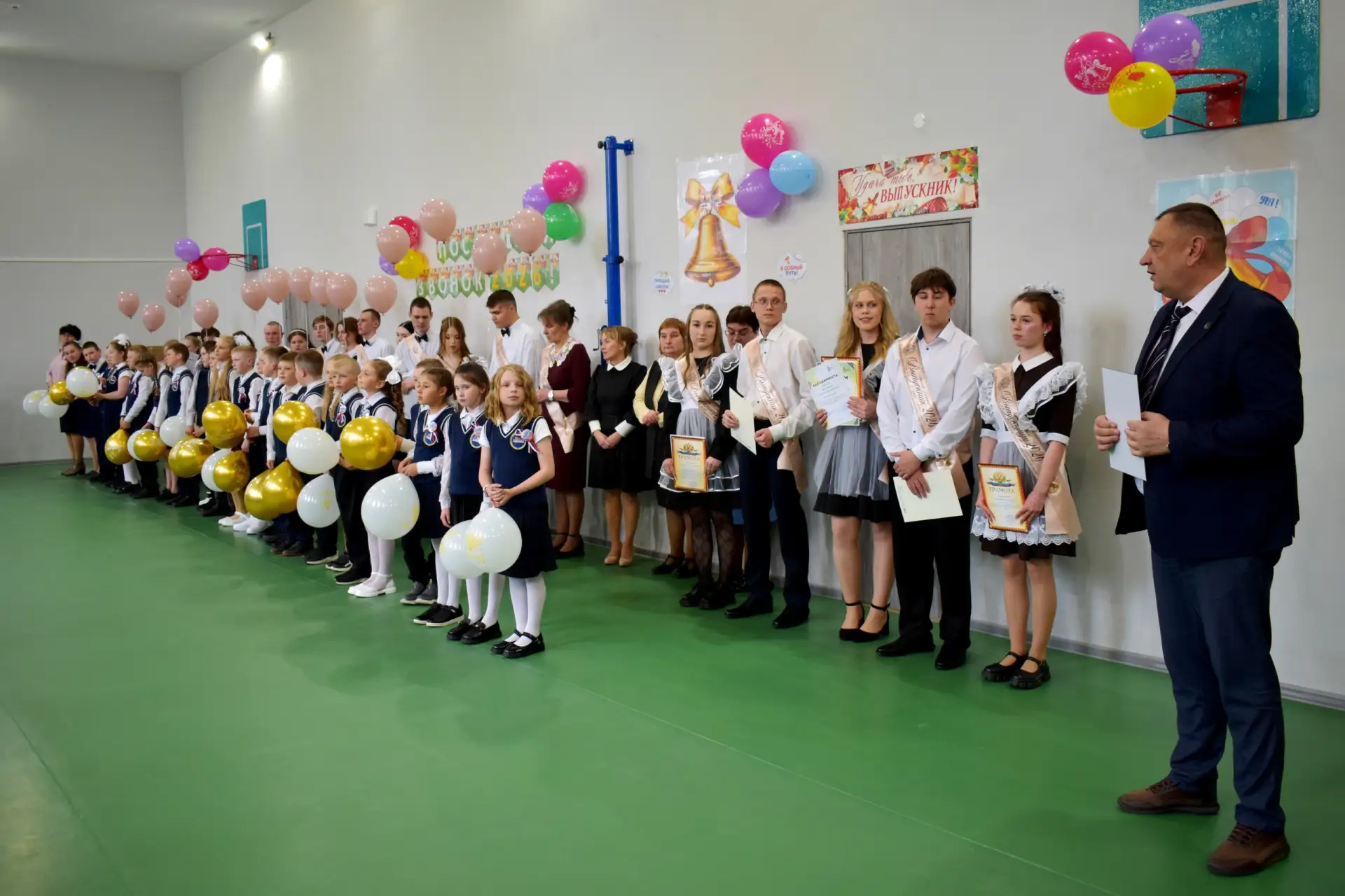 В районе прозвучали последние звонки для 303 выпускников