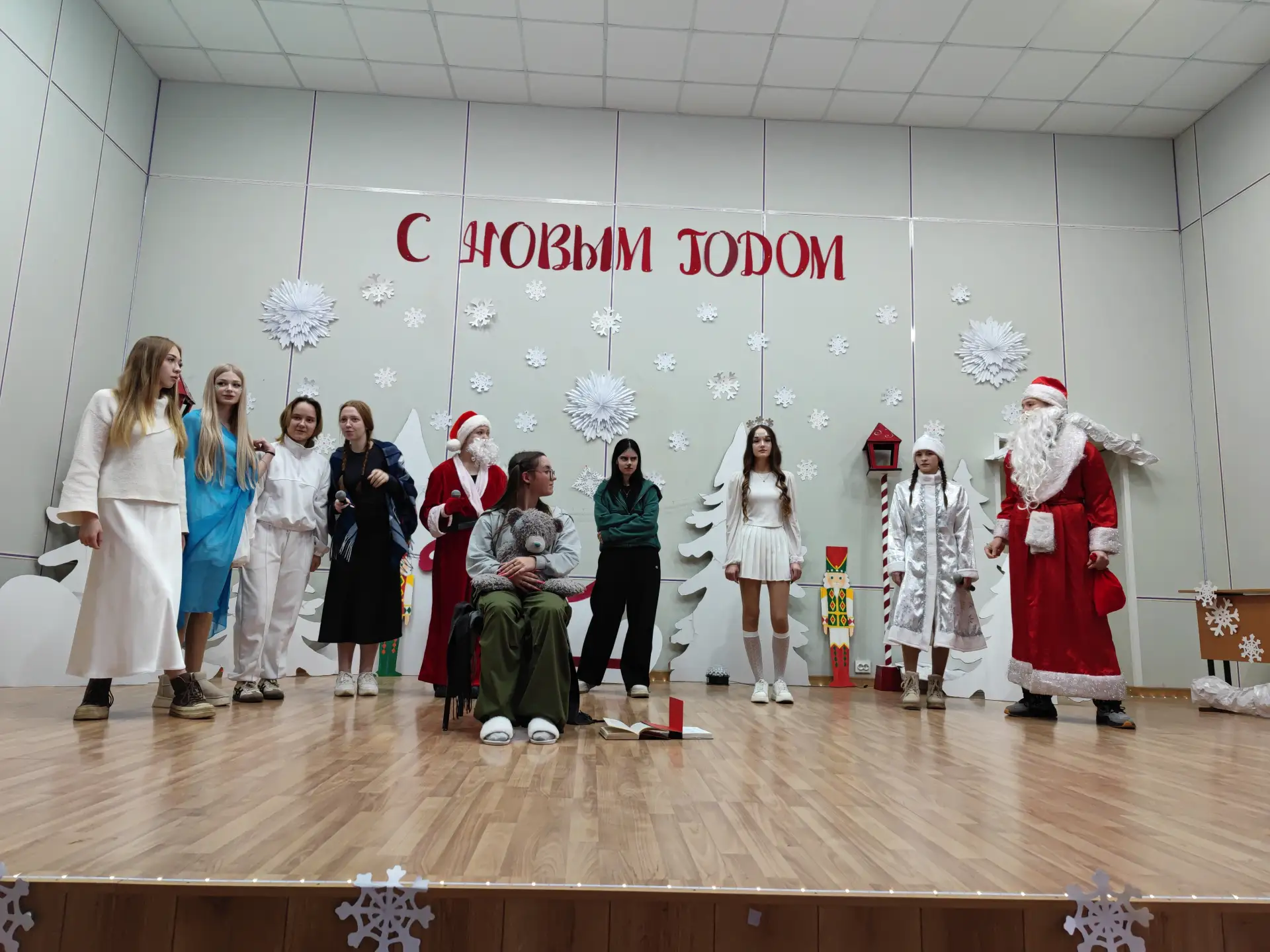 Новогодний концерт!🎄  😎 26 декабря наши студенты устроили крутой новогодний концерт для преподавател