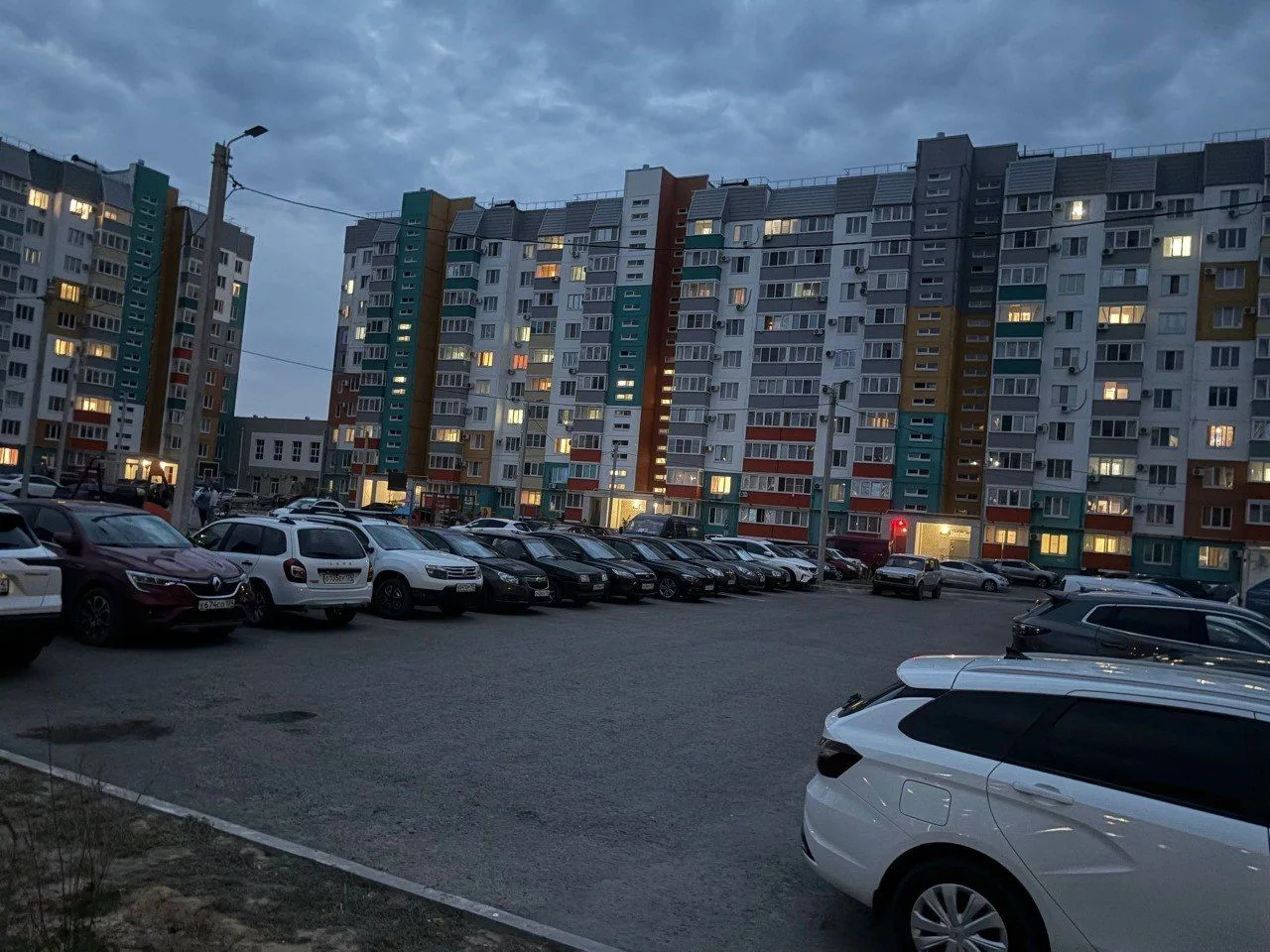 😡«Ходим на ощупь»: жители 28-го микрорайона жалуются на отсутствие уличного освещения