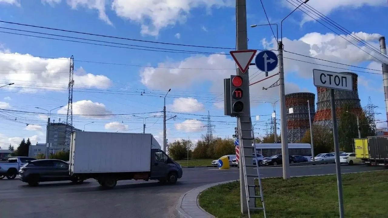 На кольцевом перекрёстке у торгового центра «Юрат» обновили правила движения и настройк...
