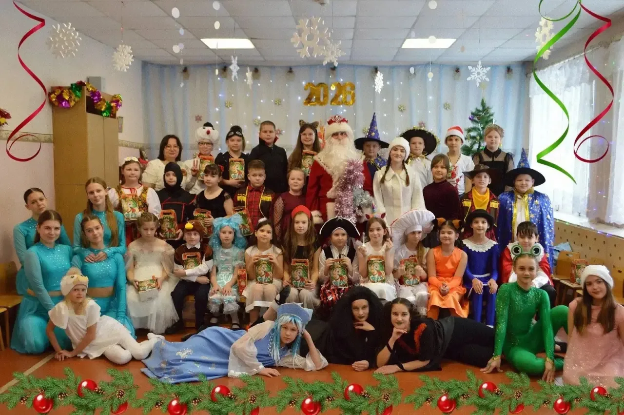 Новый год к нам мчится… 🎄✨  Театральная студия «Зазеркалье» организовала новогоднее представление дл