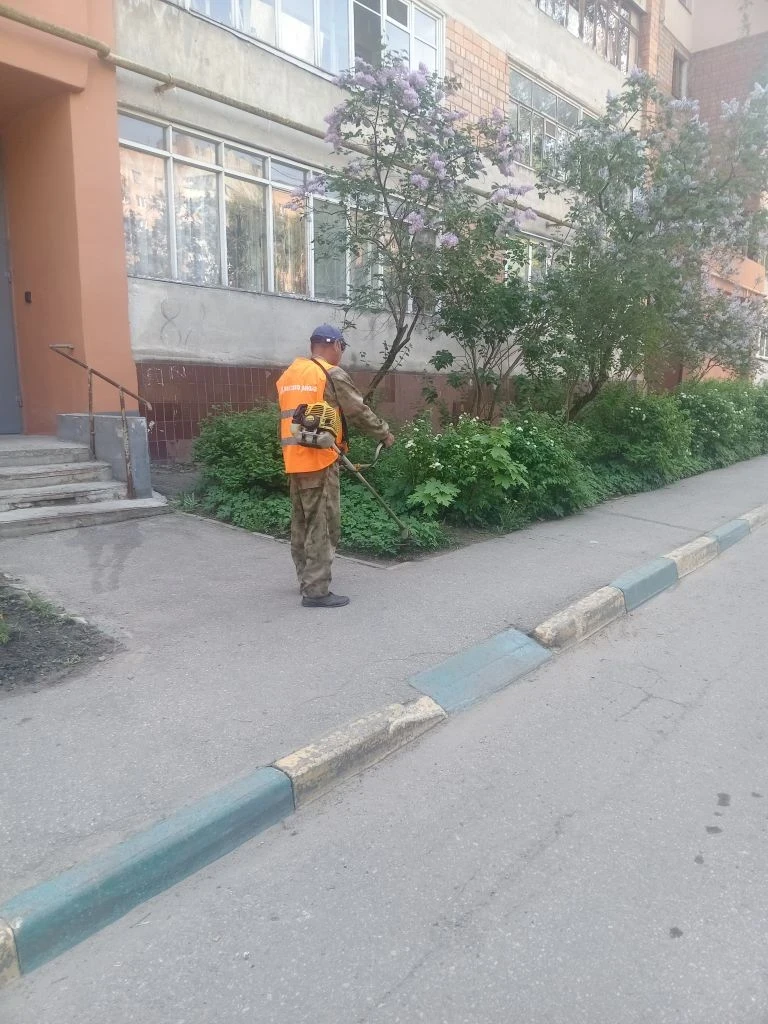 🌿 В летний период уделяем особое внимание благоустройству придомовых территорий: регулярно проводим 