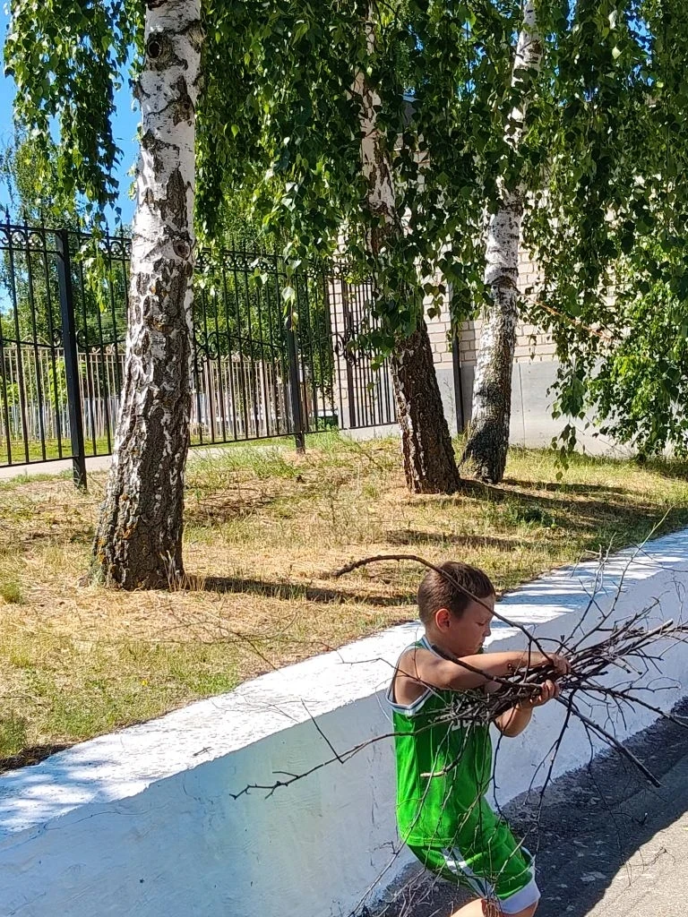 Сегодняшний день в нашем пришкольном лагере начался с улыбок и отличного настроения! 
"День интересн